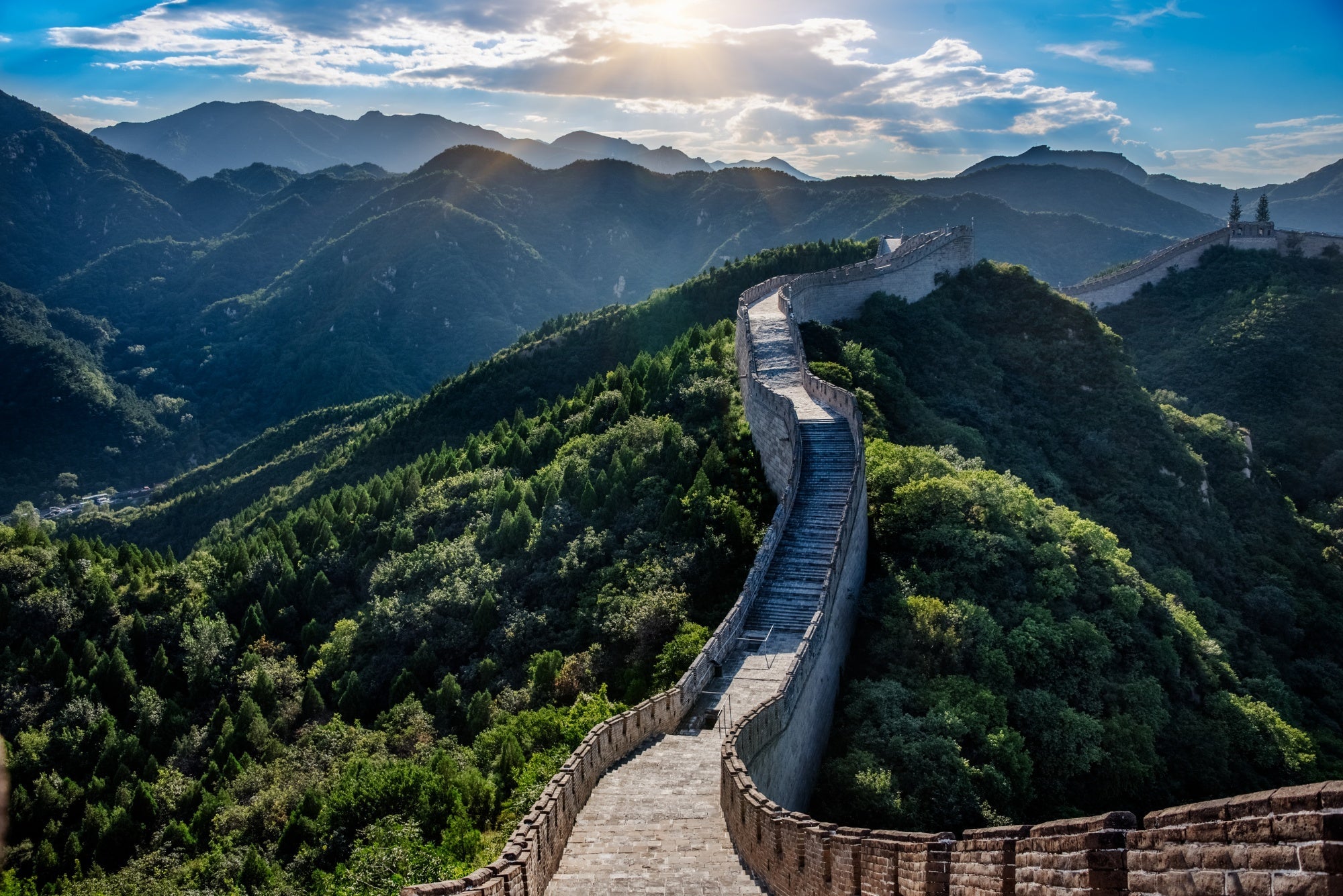 Die chinesische Mauer und Landschaft mit Bergen.