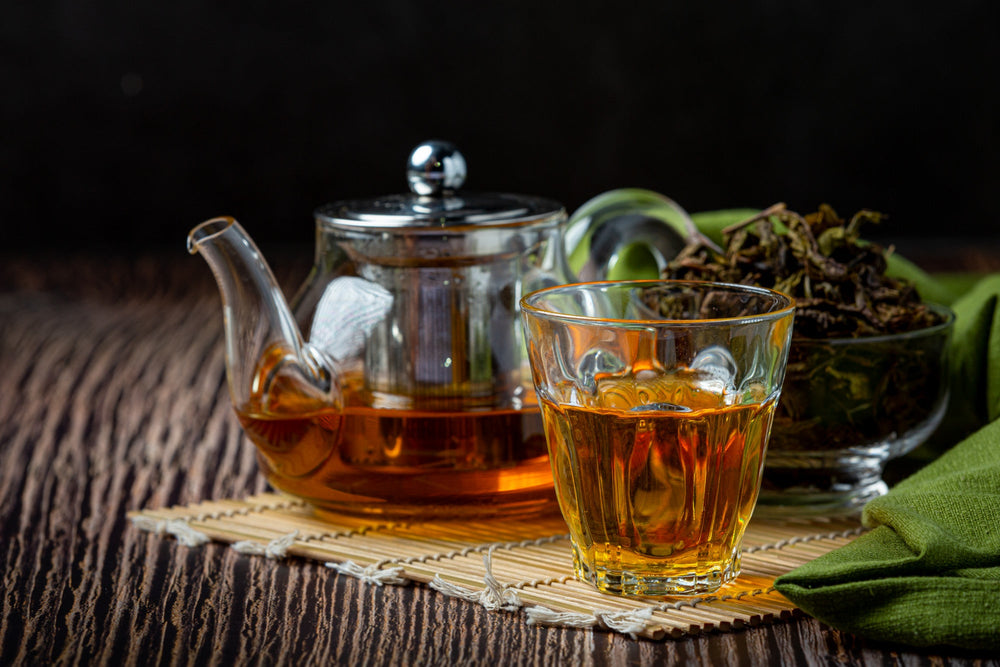 Ein Glas mit Oolong Tee.