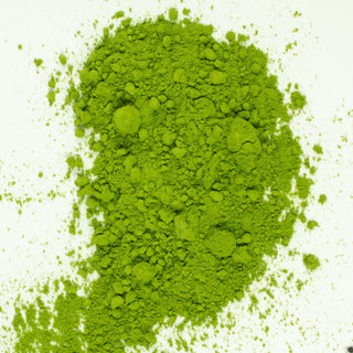 Purer BIO Matcha Ceremonial Masterpiece auf weißem Hintergrund verstreut.