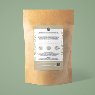 Die Rückseite unseres BIO Japan Gyokuro Kyoto Grüntees enthält Informationen zur Zubereitung: Gebe 1-2 TL des Grüntees in eine Tasse und übergieße diese mit 200 ml heißem Wasser (70-80 Grad Celsius). Lasse den Tee anschließend 2-3 Minuten lang ziehen. Nach einer Abkühlphase ist der Tee fertig zum Genießen.